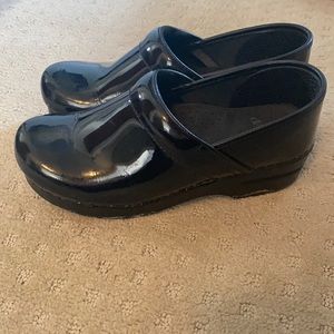 Dansko 38 Black Clogs